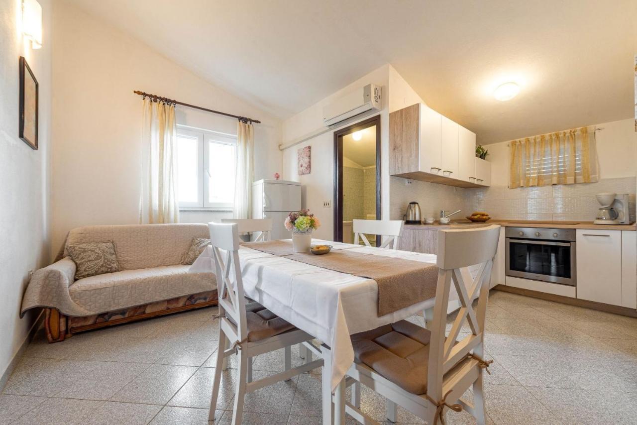 Family Friendly Seaside Apartments Kozino, Zadar - 5749 돈제페트레케인 외부 사진